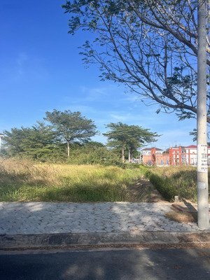 cần bán nền nhà phố 2 mt dự án lamaisonde dt:7,5x17 .127,5 m2 giá bán 6,5 ty đã có móng cọc