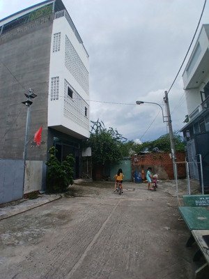 gia đình đi định cư cần bán nhanh nhà 5mx16.2m - 1 trệt, 2 lầu, 1 sân thượng. dtsd 300m2.