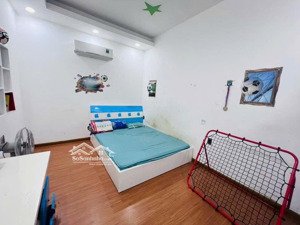 bán gấp nhà mặt tiền đường hoàng văn thụ. 5x25m