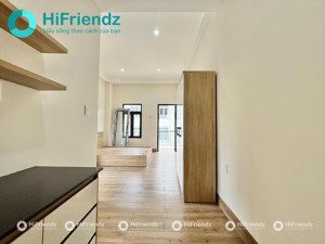 cho thuê chdv dạng studio sàn gỗ - nội thất mới 100% - có ban công - thang máy - đẹp nhất gigamall