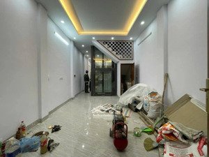 cần bán nhà kim đồng phân lô ô tô thang máy diện tích 56m giá chỉ 18 tỷ.