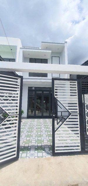 nhà mới 2 tầng giáp tp. hcm - tại xã long khê, cần đước (la) 4,5 x 22, 100 m2, ô tô sân nhà, shr