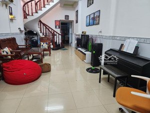 nhà mặt tiền 160m2, 1 trệt 1 lầu, đối diện chợ đầu mối hóc môn, kinh doanh hoặc ở