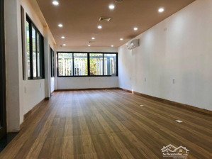 cho thuê biệt thự sân vườn không nội thất. phù hợp làm nhà hàng, yoga, caphe