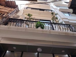 bồ đề - long biên phân lô - gara 2 ô tô vào nhà - ô chờ thang máy - 2 thoáng trước sau vài bước ra