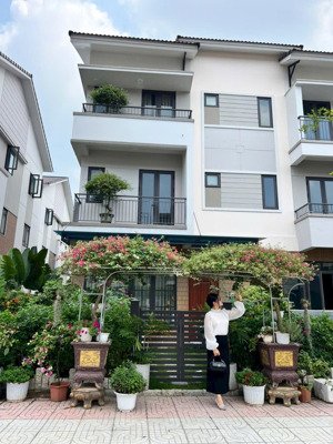 shophouse centa riverside gà đẻ trứng vàng
