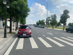 giảm sốc 1tỷ cho khách mua trong tháng khu 31ha/dt 107m2 mt: 5.3m giá 18 tỷ, nhà cho thuê ổn định