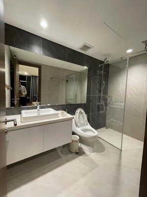 chính chủ gửi bán căn hộ 2n tầng cao hiện đang là căn đẹp nhất đang được rao bán của mipec