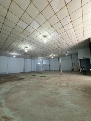 cho thuê kho xưởng 370m2 ngay aeon tân phú , trần la phông mát mẻ - hẻm xe tải thông