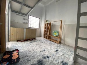 còn phòng có gác thoáng mát, mới xây gần đh ntt, ngã tư ga, cđ điện lực