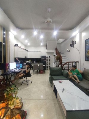 giờ tìm đâu ra căn nhà 3 tầng xây mới, đầy đủ đồ, ngay trung tâm khu tổ hợp bệnh viện