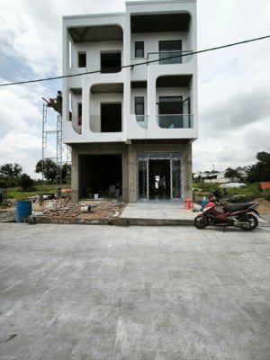 nhà 1 trệt, 2 lầu, 3pn, 4wc vừa hoàn thiện mới 100% chủ kẹt tiền bán gấp chỉ với 3tỷ050tr ngay tdm