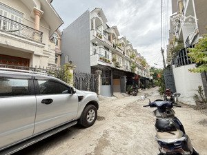 nhà sát bên trường học, đường tl 40, dt:4,2x14m, trệt, 2lầu, 3pn, p/thờ, sân trước, hướng tây bắc