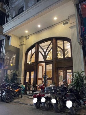 khách sạn cao cấp 4 sao hàng trống bên hồ hoàn kiếm doanh thu 800tr/tháng!!