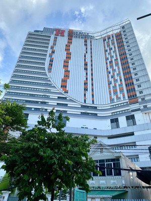 cho thuê nhà ngang 25m ngay sát quận 1, đường lớn, gần trường đại học, tòa nhà văn phòng