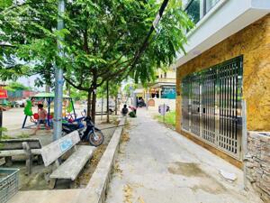 Bán nhà 5 tầng đầy đủ công năng, view sân chơi, gần đại lộ Tây Thăng Long!