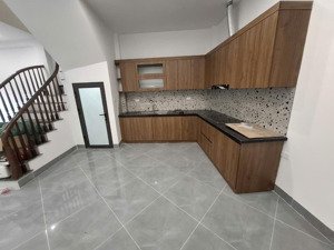 cho thuê nhà 3 tầng 50m2, 3 tầng ở phố trạm gần cầu vĩnh tuy, trung tâm tm aeon- long biên