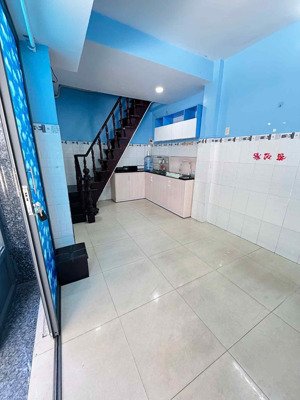 cho thuê nhà ngay đầu hẻm 526 lê hồng phong, p1, q10 10 triệu/tháng & cọc 2 tháng