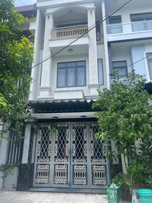 bán gấp nhà mặt tiền 3 tầng khu an ninh, gần biển, đủ công năng, xung quanh đủ tiện ích