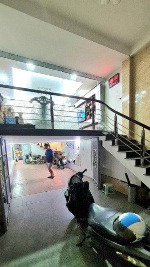 chính chủ bán gấp nhà 6 tầng mặt phố hoàn kiếm. diện tích lớn giá học sinh cần gặp người có duyên.