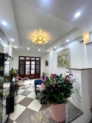 cho thuê nguyên căn tại nguyễn văn cừ 50m- 4pn - full nội thất- ô tô đỗ cửa. giá thuê 12 triệu.