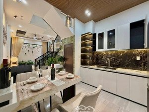 bán gấp nhà 3 tầng ngay trung tâm hải châu, đủ tiện ích xung qunah, full nội thất và điện tử