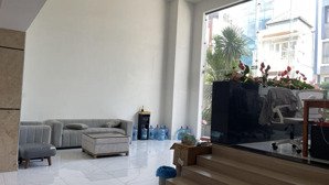 văn phòng tầng trệt tòa nhà đã hoàn thiện trần sàn, không gian thoáng, đầy đủ ánh sáng