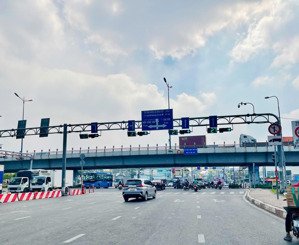 góc 2 mặt tiền, đường quang trung, ngay thcs hoa lư, quận 9, dt 90m2, ngang 6.8m, nhỉnh 6 tỷ