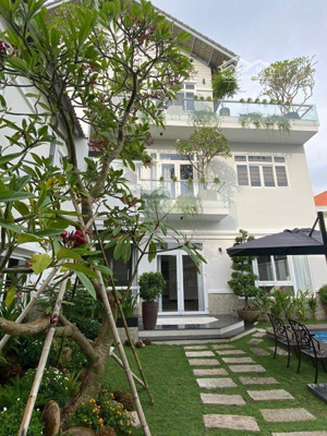 bán biệt thự có hồ bơi rẻ nhất!! mặt tiền nguyễn văn hưởng-dt: 20x25m-kc: 3 tầng - 99 tỷ