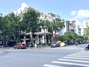 cho thuê nguyên căn nhà phố góc đường bùi bằng đoàn, phú mỹ hưng, quận 7, dtsd 600m2 giá rẻ