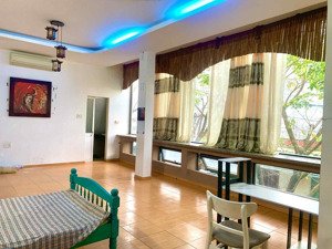 cho thuê phòng 40m2 có nội thất, cửa sổ lớn, view đẹp, gần đh bách khoa, sư phạm