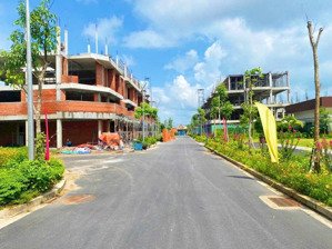 nhà phố trong lòng khu an ninh khép kín - sổ hồng riêng -ở ngay -cách chợ bình chánh 200m