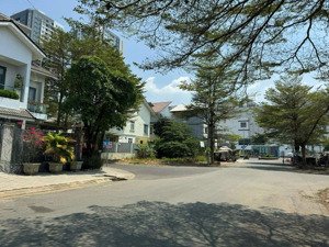 kẹt tiền cần bán lô góc 2 mt đường lớn khu nghỉ ngơi giải trí ,ngay vivo city quận 7 giá 110triệu/m