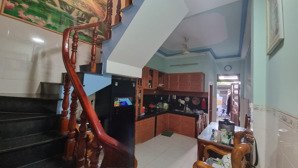 giá nhỉnh 2 tỷ xíu " nhà 2 tầng sân đậu oto cách trường học phú hòa 300 mét