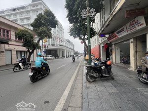 bán nhà 4t phố tràng tiền, dt 41m2 sử dụng 65m2, mặt tiền 5m . sổ đỏ sang tên nhanh
