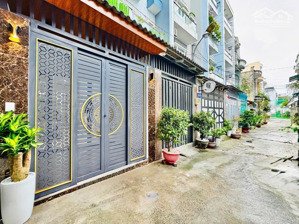 63m xây dựng đủ 3 lầu xe hơi đậu trước nhà