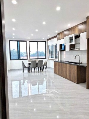 phố trần quốc hoàn, phân lô 45m - 7 tầng thang máy - ô tô chạy vòng quanh, vào nhà- hai mặt tiền