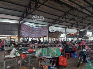 đất trung tâm chợ số 8 thị trấn kim long, trước là chợ sau là sân bóng to