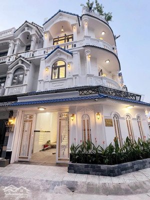 bán đất kdc giải trí nghỉ ngơi phú mỹ hưng quận 7. dt 237m2 .giá 32 tỷ. 20m x 12m5. lô góc 2mt.