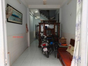 nhà lạc long quân, có phòng ngủ dưới trệt, phù hợp ở lâu dài gần chợ, trường học