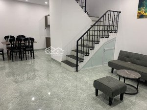 chính chủ cho thuê nhà 2 tầng mới xây full nội thất. dt 36m/1 tầng. ở đường lạc long quân. giá 8500