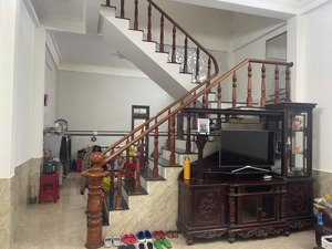 bán nhà 3 tầng đẹp đường mê linh, phường 9, đà lạt có sân đậu ô tô giá tốt