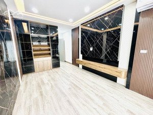 bán nhà đền lừ 40m 6t, nhà đẹp ở ngay, gần phố, oto đỗ, dân cư đông đúc, lô góc 2 thoáng