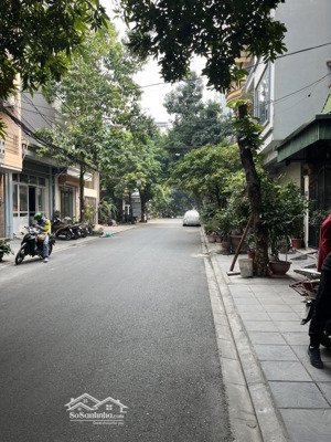 phúc lợi long biên, đất đẹp, giá đầu tư. vị trí trung tâm nhất phường, ô tô tránh thông tứ phía.