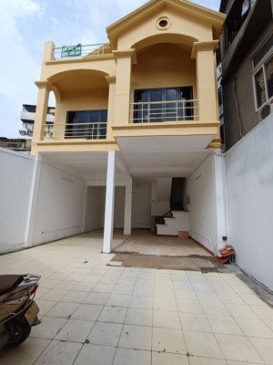nhà mặt phố phạm văn đồng, dt 140m2, mặt tiền 10m, phù hợp: cửa hàng, showroom, spa, đào tạo, 45tr
