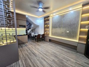 bán nhà khương trung 34m2 + 5 tầng , gần hồ đầm hồng , ba gác đỗ cửa , ngõ thoáng full nội thất .