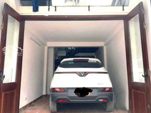 ngọc thuỵ ô tô trong nhà. xung quanh là trường quốc tế khu khai sơn vip nhất ngọc thuỵ