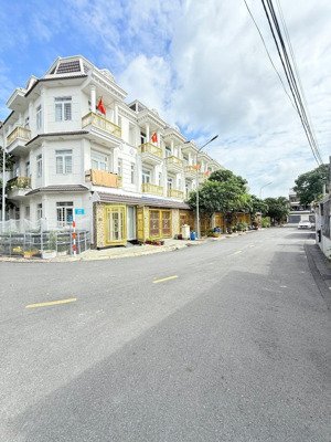 chính chủ bán nhà trệt 2 lầu kdc hoàng hùng, võ thị sáu p. đông hòa. sát s.thị go, tthc dt 63m2 4pn