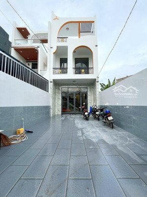 bán nhà mới xây gần cầu sáng tỉnh lộ 10, 5x27m