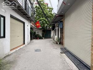 Cần bán 55,7m2 nhà C4 ngõ 92 Thượng Thanh. Đường thông, ô tô con ngủ trong đất